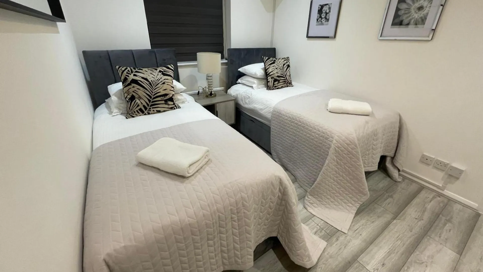 Aisiki Living At Hayes, 3-Bedroom, Pet-Friendly House With Garden, Single Or Double Beds With Free Wi-Fi & Parking Northolt  0*, Northolt (Greater London) Verenigd Koninkrijk