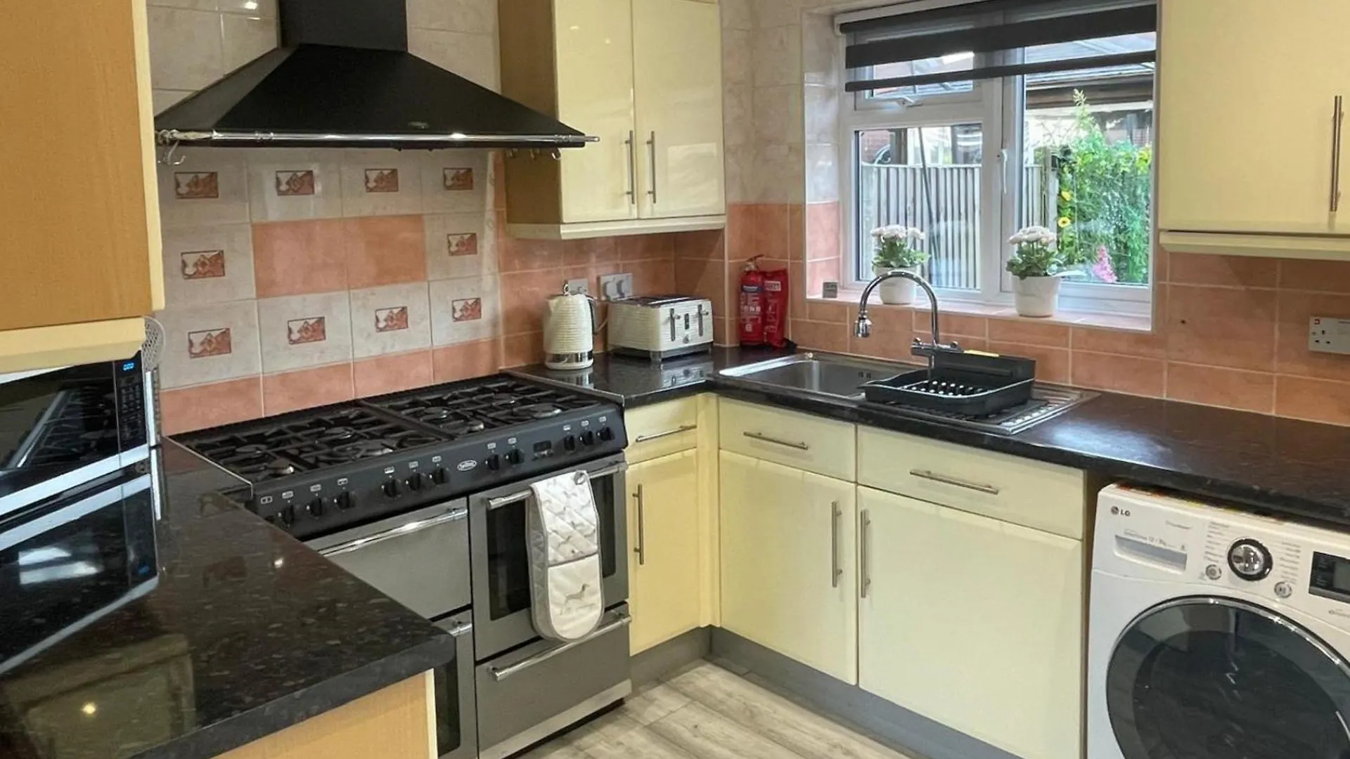 Apartment Aisiki Living At Hayes, 3-Bedroom, Pet-Friendly House With Garden, Single Or Double Beds With Free Wi-Fi & Parking Northolt