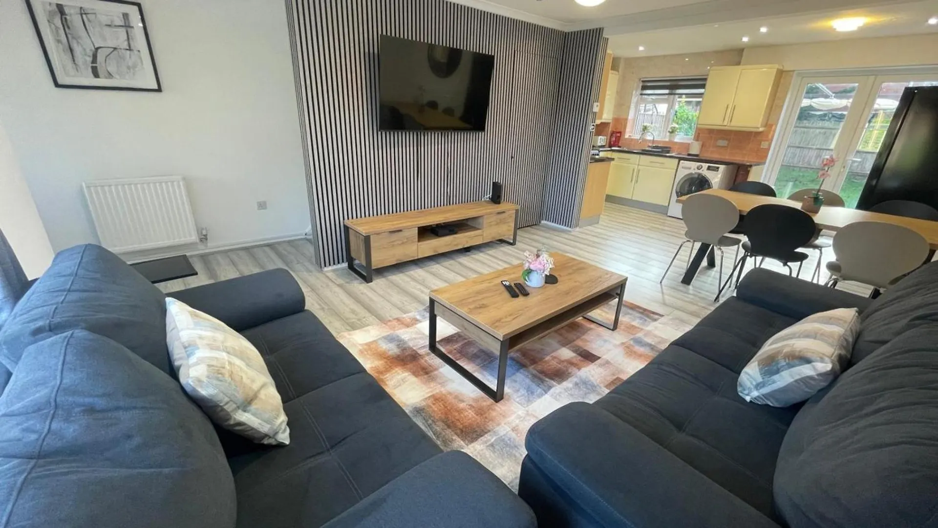 Aisiki Living At Hayes, 3-Bedroom, Pet-Friendly House With Garden, Single Or Double Beds With Free Wi-Fi & Parking Northolt  Apartment Northolt (Greater London)