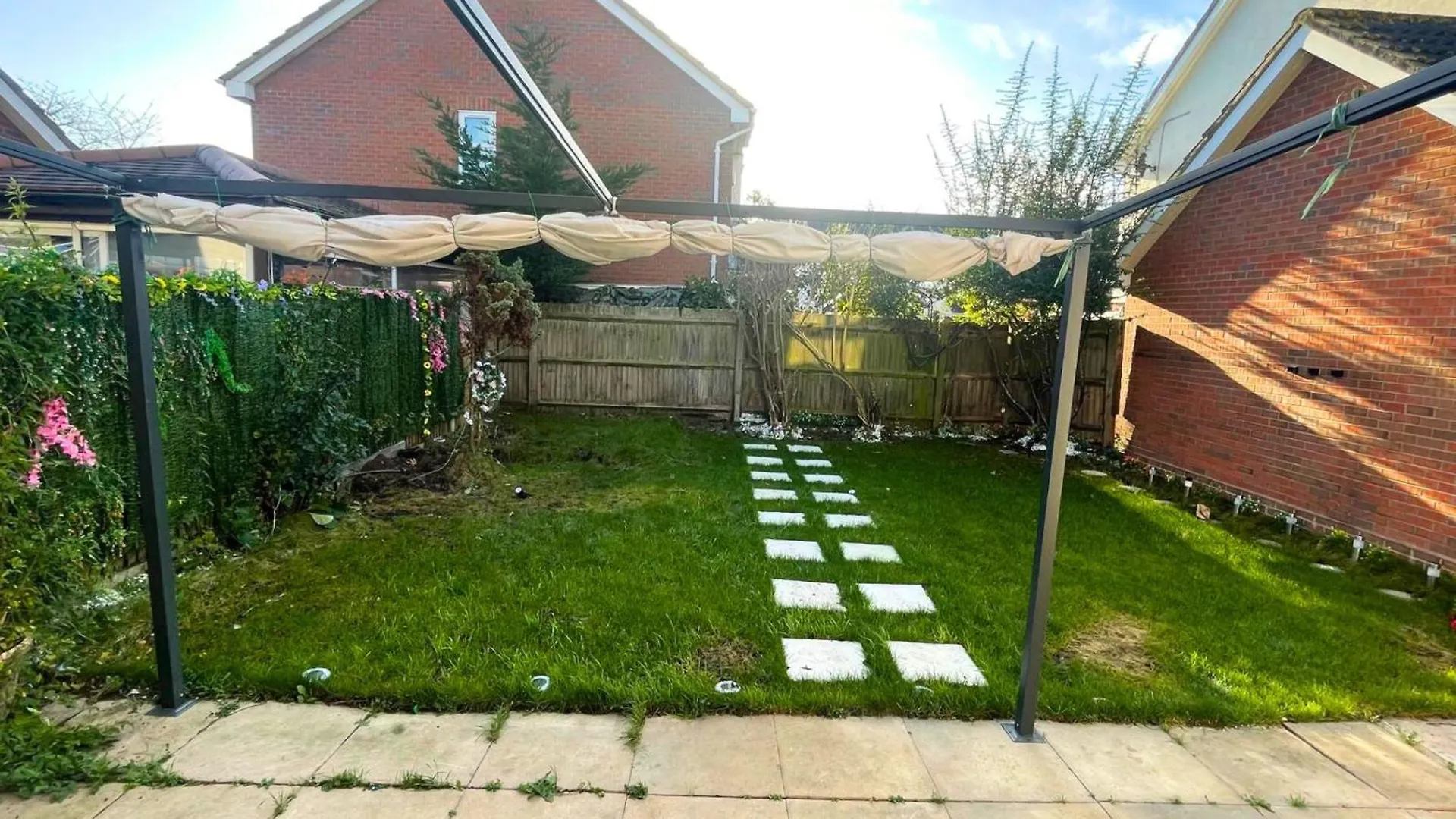 Apartment Aisiki Living At Hayes, 3-Bedroom, Pet-Friendly House With Garden, Single Or Double Beds With Free Wi-Fi & Parking Northolt  United Kingdom