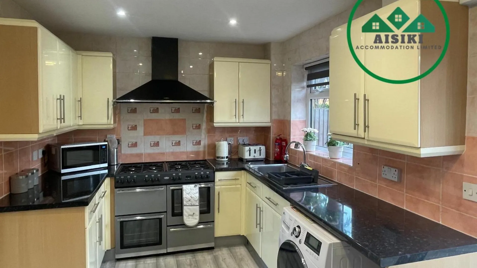 Aisiki Living At Hayes, 3-Bedroom, Pet-Friendly House With Garden, Single Or Double Beds With Free Wi-Fi & Parking Northolt