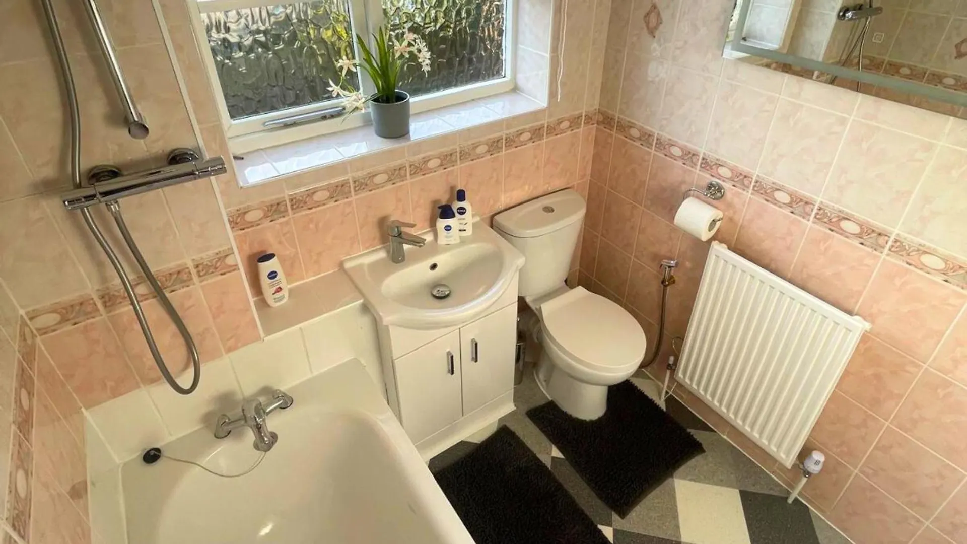 Apartment Aisiki Living At Hayes, 3-Bedroom, Pet-Friendly House With Garden, Single Or Double Beds With Free Wi-Fi & Parking Northolt  United Kingdom