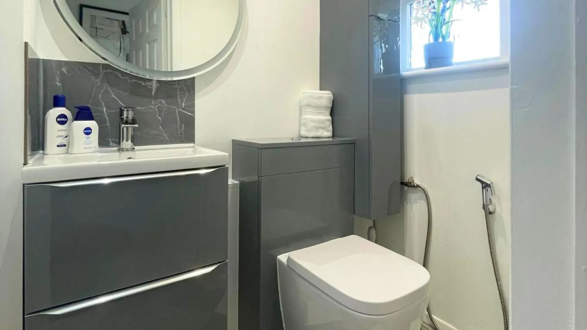 Aisiki Living At Hayes, 3-Bedroom, Pet-Friendly House With Garden, Single Or Double Beds With Free Wi-Fi & Parking Northolt  Apartment Northolt (Greater London)